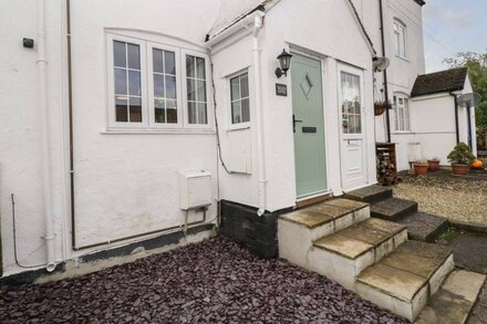 WEAVERS COTTAGE, family friendly, with a garden in Cam, Dursley