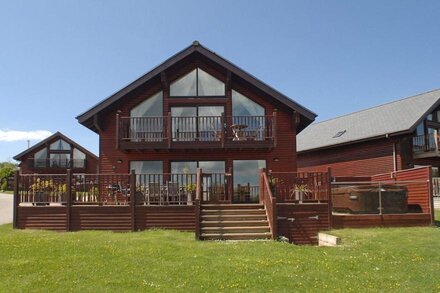 Discounted rates Spring 2023 - Beautiful Lodge - sleeps 8 people c/w hot tub