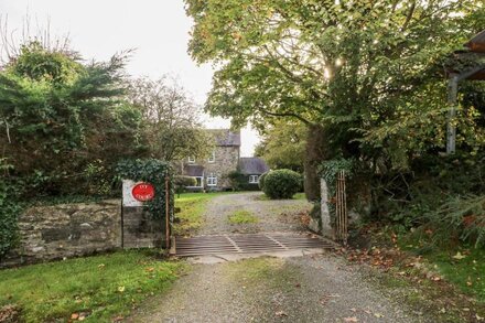 LAKE COTTAGE, pet friendly, with pool in Maenclochog