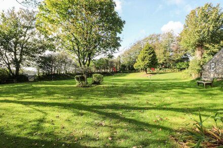 SWALLOWS COTTAGE, pet friendly, with a garden in Maenclochog