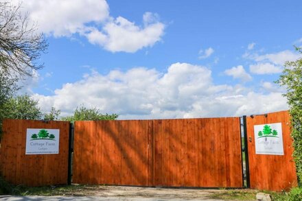 OAK LODGE, pet friendly, with a garden in Sheriff Hutton