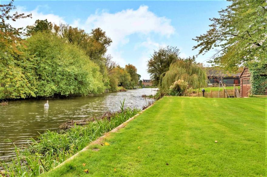 Islip Mill House - Luxury Riverside Home