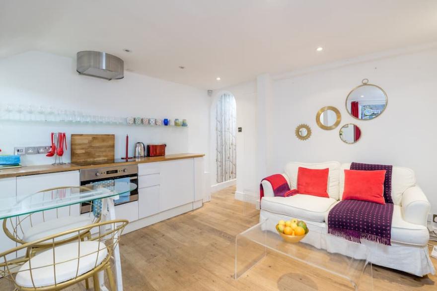 Stylish 1-bed flat w/ private courtyard in Shepherd's Bush, West London