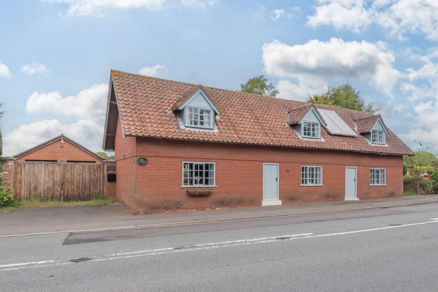 GABLES COTTAGE, Pet Friendly, With Open Fire In Market Rasen