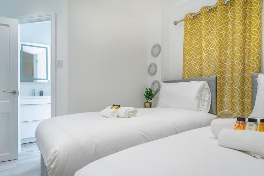 Pass the Keys | Bright & Airy 2BR/2 Bath Apt in Perfect Location