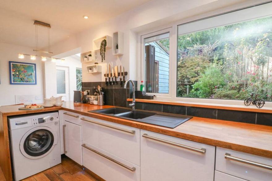 HILLSVIEW, family friendly, character holiday cottage in Combe Martin
