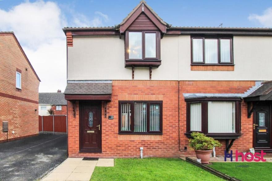 Cosy Family Home| By Hospital | Aintree | Parking
