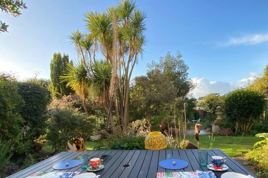 BARNSLEY HOUSE, Pet Friendly, Luxury Holiday Cottage In Teignmouth