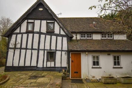 Gamekeepers Cottage rural, good for isolation walks cycling Near train to London