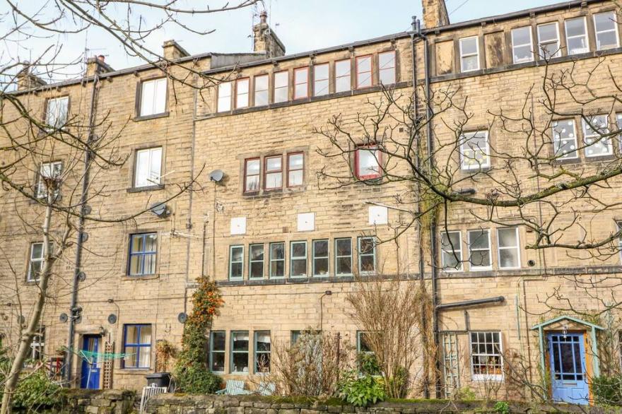 RIVERVIEW COTTAGE, Pet Friendly In Holmfirth