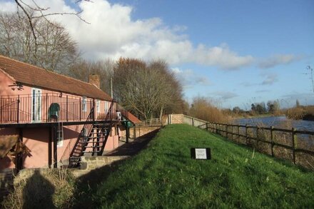 Pershbrook Cottage & Garden on the River Severn.