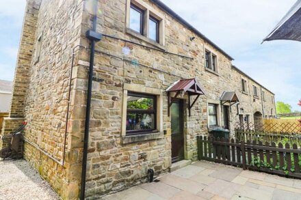 CROFT COTTAGE, pet friendly, with open fire in Long Preston