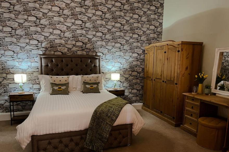 Luxury self-contained country cottage. Amazing views!