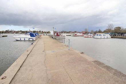 MARSH BUNGALOW, pet friendly, character holiday cottage in Lowestoft