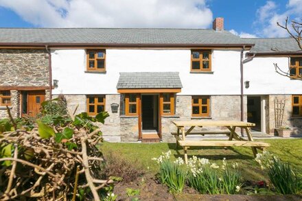 TREWOLLA COTTAGE, family friendly, with a garden in Newquay