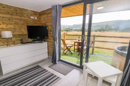 CILAN LODGE, family friendly, with hot tub in Llandrillo