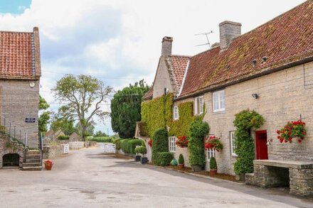 LOWER FARM ANNEXE, family friendly in Somerton