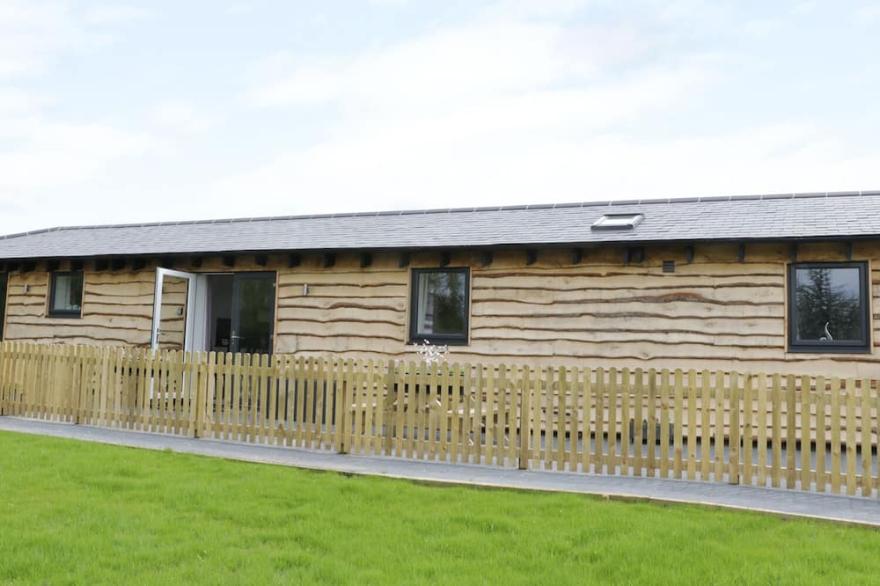 WILLOW LODGE, Pet Friendly In Cleeve Prior