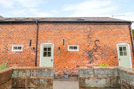 THE SHIPPON, pet friendly, character holiday cottage in Tarporley