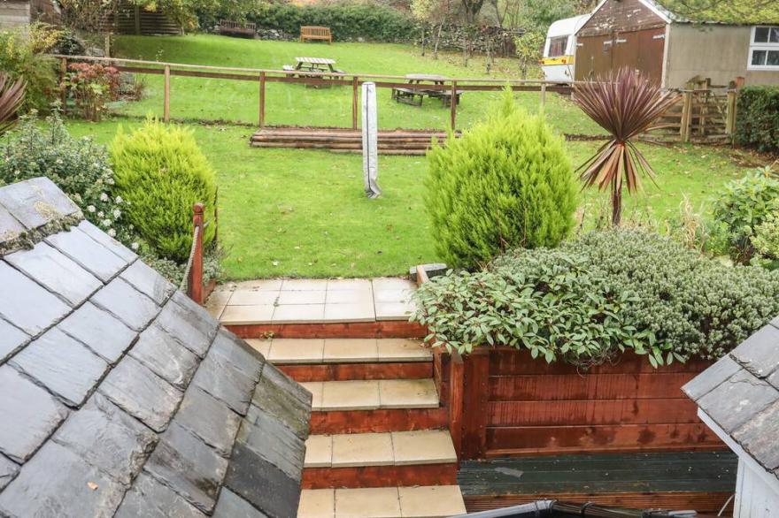 TY'N Y CLAWDD, pet friendly, with hot tub in Dyffryn Ardudwy