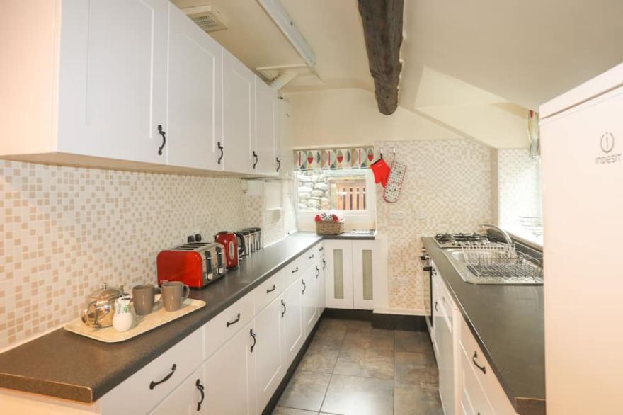 TY'N Y CLAWDD, pet friendly, with hot tub in Dyffryn Ardudwy