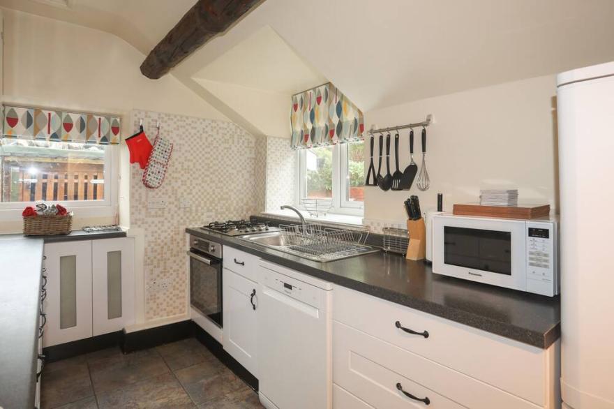TY'N Y CLAWDD, pet friendly, with hot tub in Dyffryn Ardudwy