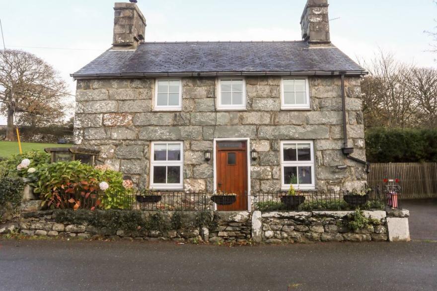 TY'N Y CLAWDD, pet friendly, with hot tub in Dyffryn Ardudwy