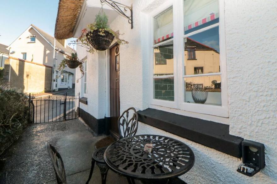 TUBS COTTAGE, pet friendly, with a garden in Kingsteignton