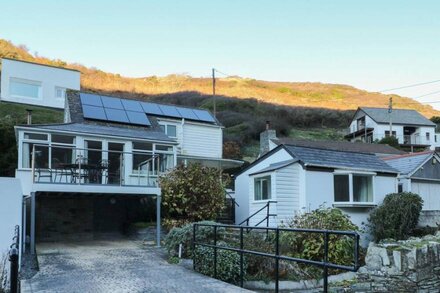 TIDES REACH, pet friendly, country holiday cottage in Tintagel