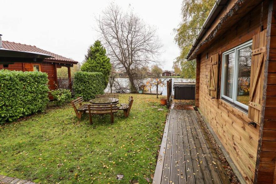 AVOCET LODGE, pet friendly in Tattershall Lakes Country Park