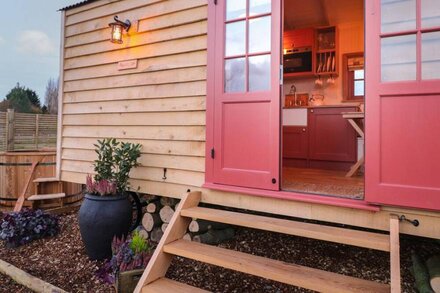 BONNIE'S SHEPHERDS HUT, character holiday cottage in Redmile