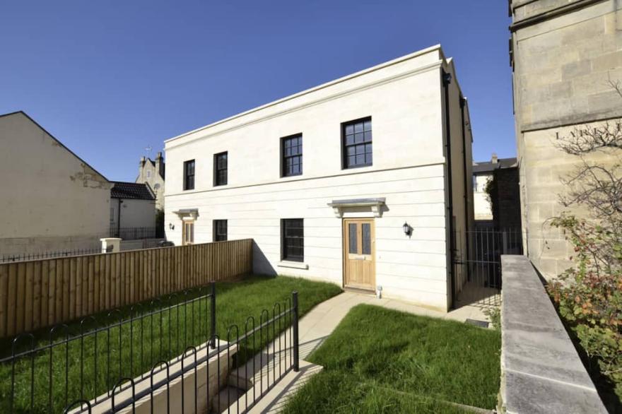 NEW: Beautiful 3-Bed House With Parking