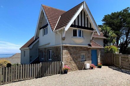 TRELOYHAN LODGE HEATED SWIMMING POOL AND FANTASTIC SEA VIEWS