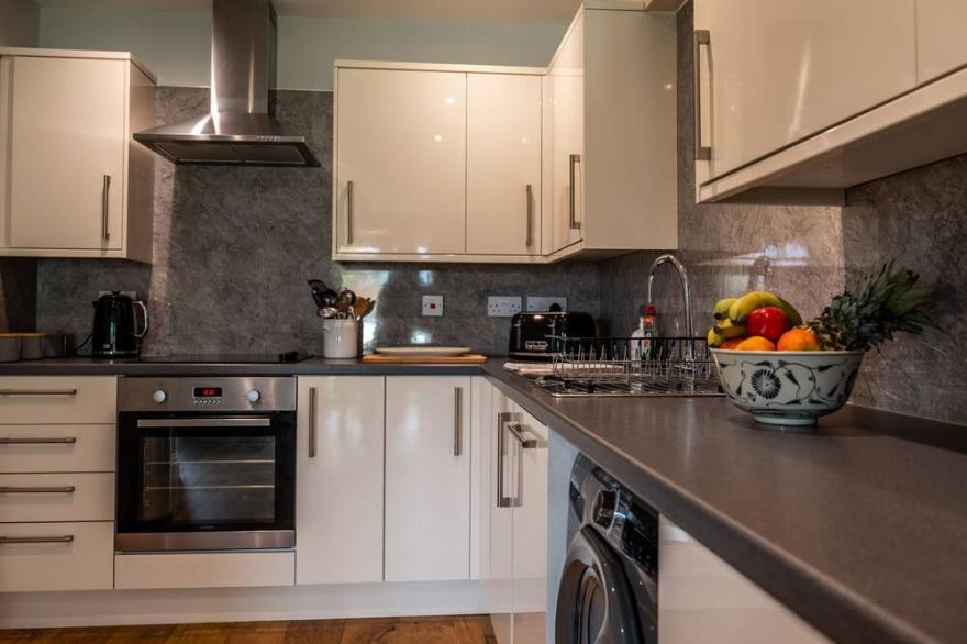 THE COTTAGE AT CORRINESS HOUSE, character holiday cottage in Poolewe