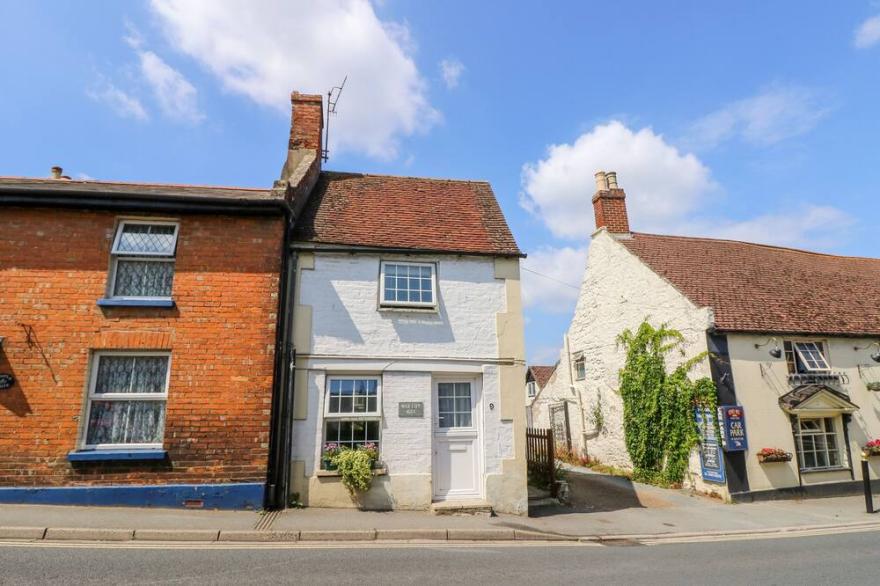 WEE COT, pet friendly, character holiday cottage in Brading