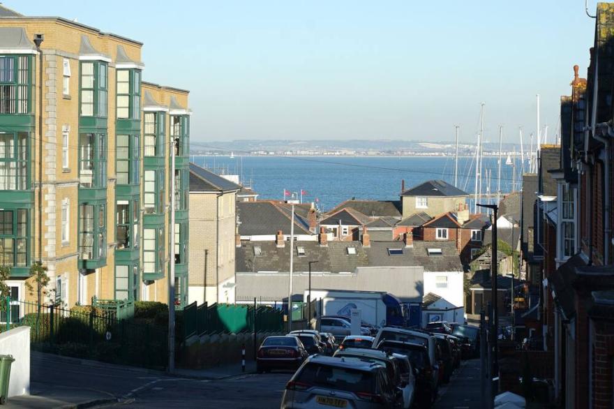 The Pilot House - Cowes - Sleeps 8/9 -  Parking - Garden - Central Location