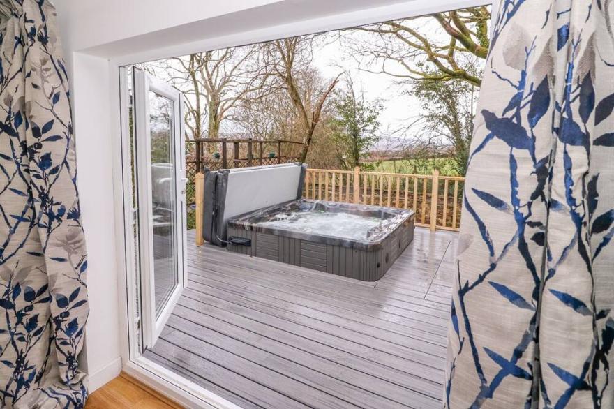 CROOKED HILL COTTAGE, pet friendly, with hot tub in Ammanford