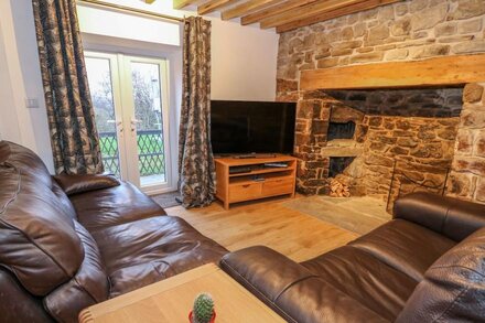 CROOKED HILL COTTAGE, pet friendly, with hot tub in Ammanford