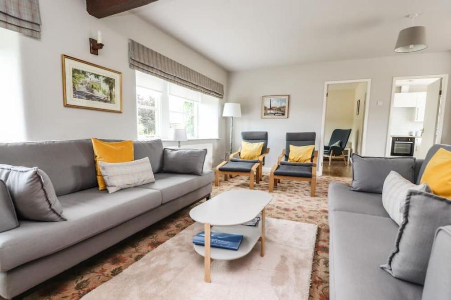 GRANGE HOUSE, family friendly, with a garden in Carleton-In-Craven
