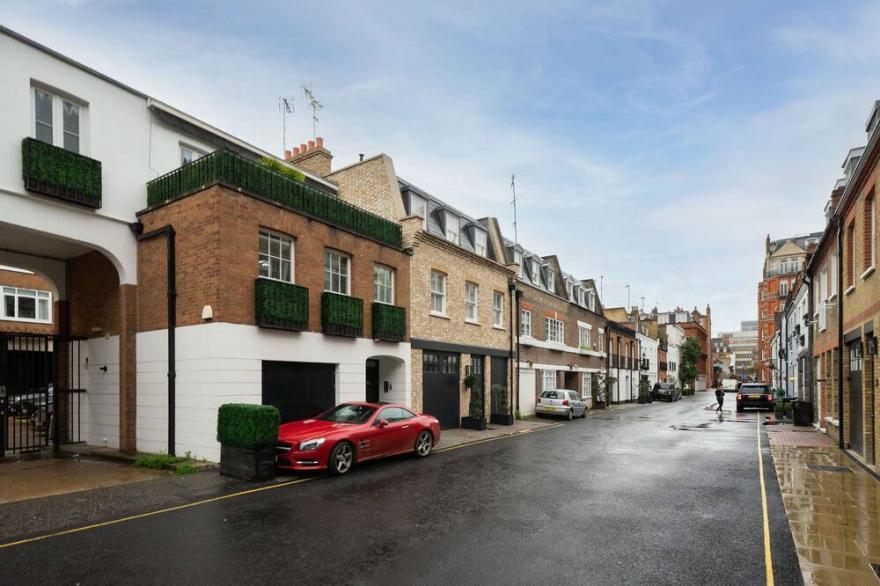 SUPERB 3 BEDROOM KNIGHTSBRIDGE HOUSE.- GREAT LOCATION