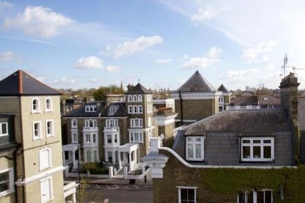 Earls Court three bedroom home in Central London to Let