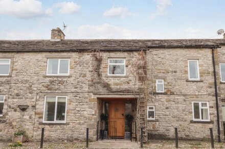 ANGLERS BARN, pet friendly, with open fire in Grassington