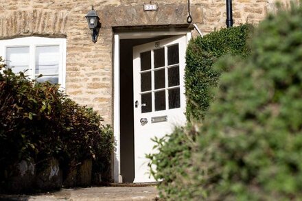 Charlton Cottage, Tetbury - sleeps 4 guests  in 3 bedrooms