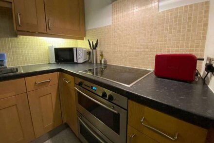 Grosvenor Pad - Lovely 2-bedroom Flat - FREE ON STREET PARKING