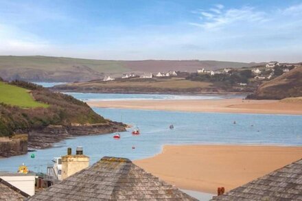 Trevillian, Padstow - pet friendly and parking with Camel Estuary views