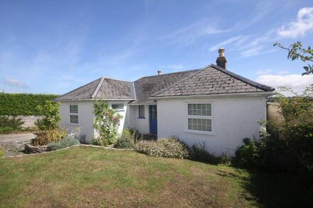 Detached bungalow sleeps 6 with off-street parking. Pets welcome