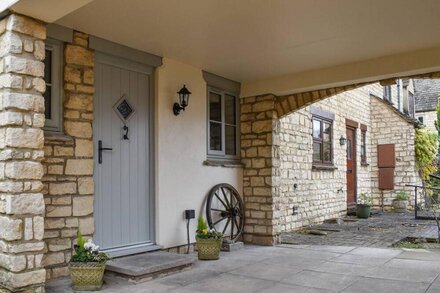 2 bedroom accommodation in Cheltenham