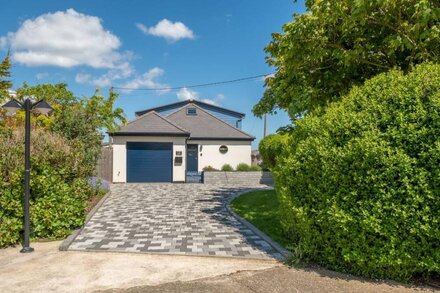 Fabulous coastal retreat - stylish, contemporary upside down living