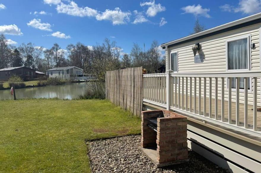 Luxury lakeside lodge with sunken hot tub prime location on bull rush lake @tattershall lakes