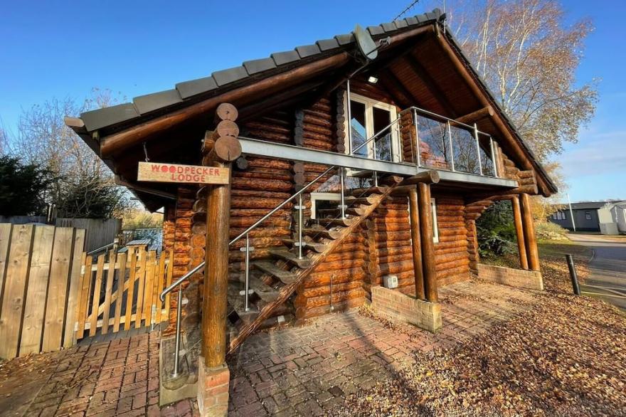 Woodpecker Two Storey Log Cabin With A Pizza Oven,bbq,hot Tub, Pool Table, Fishing Peg@tattershall